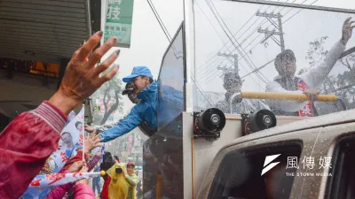 朱立倫日前在新北市掃街拜票,莊敬高職派出管樂隊迎接,卻因被小吃攤炒辣椒氣味嗆到「失聲」,被校董揚言懲罰。(陳明仁攝)