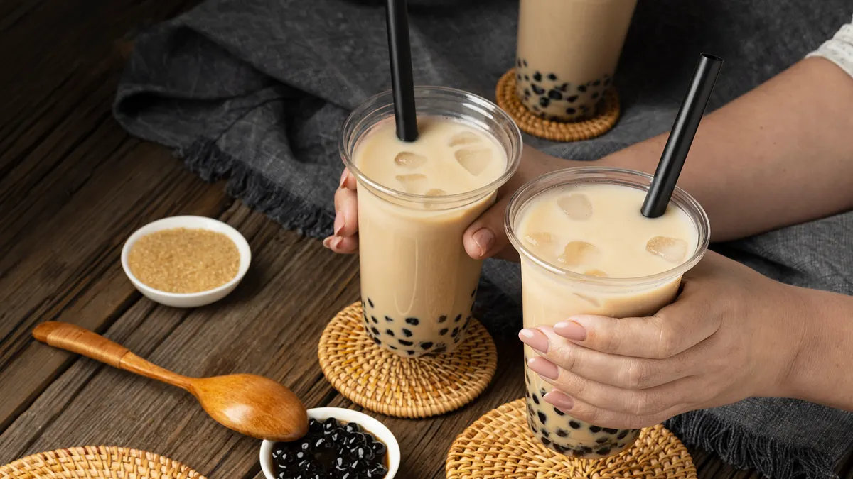 4 月份不僅有知名品牌「青山」全台大舉擴店祭出免費喝好康,麻古茶坊、珍煮丹、CoCo 等也紛紛聯手外送平台推出買一送一。(示意圖/取自freepik)