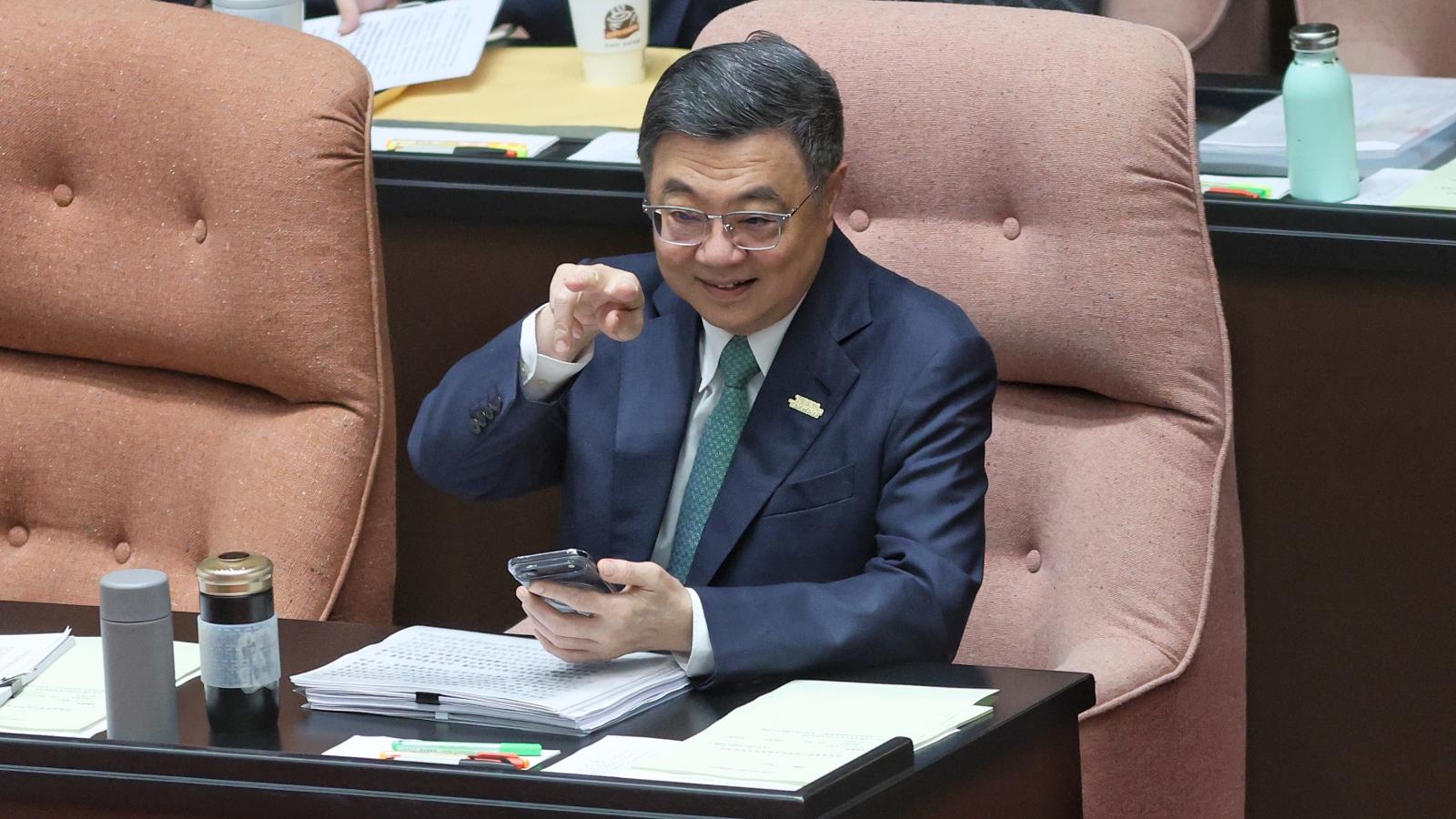 卓榮泰議場秀「洋流船員證」出事了?她控違反選罷法:感謝吳思瑤提供證據