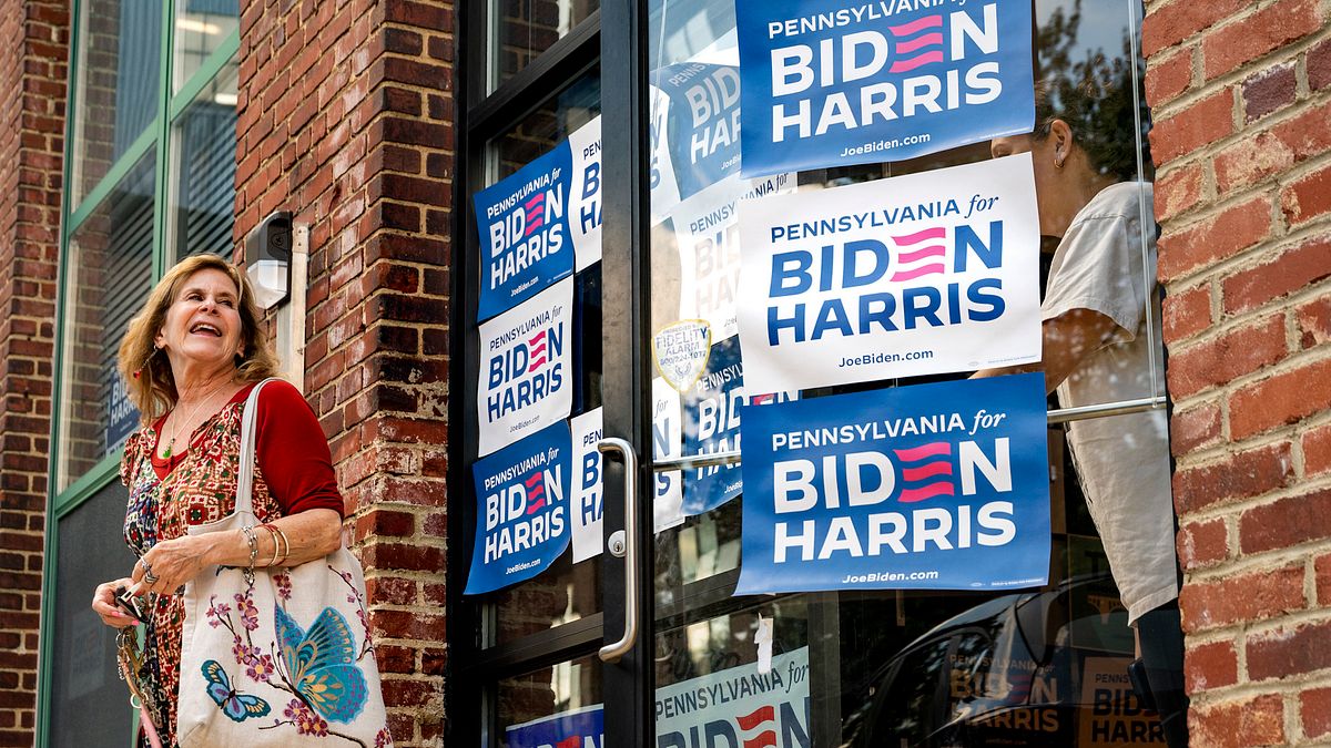 2024年7月21日,美國科羅拉多州羅克斯伯勒的拜登-賀錦麗競選辦公室,外頭貼滿了兩人競選的標語。(美聯社) 2024年7月21日,美國科羅拉多州羅克斯伯勒的拜登-賀錦麗競選辦公室,外頭貼滿了兩人競選的標語。(美聯社)