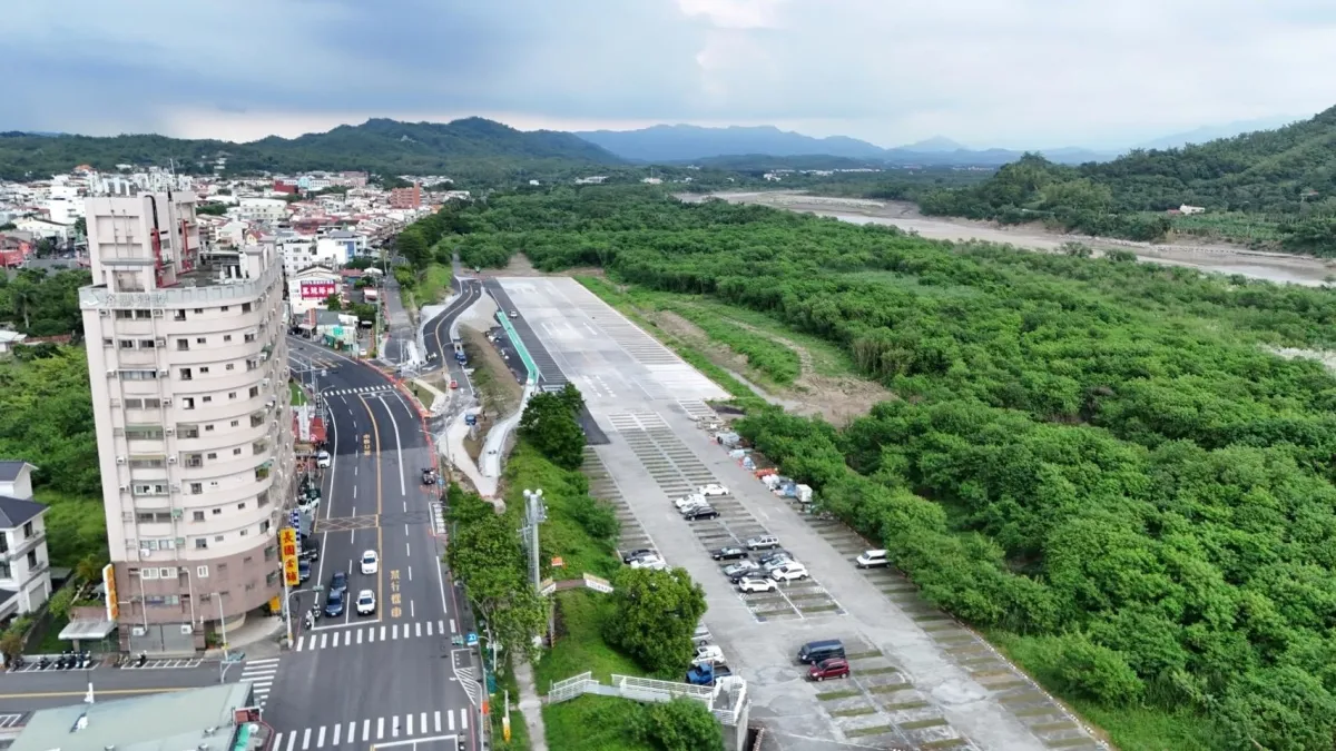 新停車場設有專屬通道,停車位增加小客車100格及大客車50格,直接由中華路(台3線)進出,將大幅紓解假日觀光車潮。(圖/高市工務局提供)
