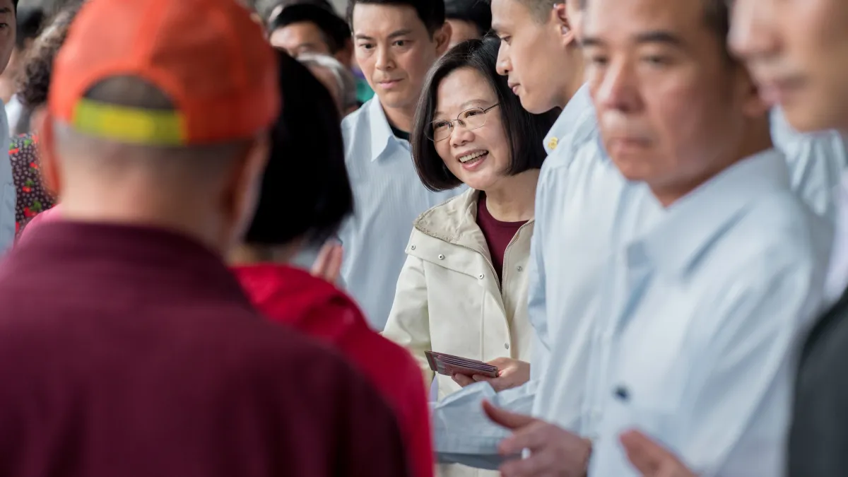 總統蔡英文至台東天后宮發送新年福袋。(取自總統府)