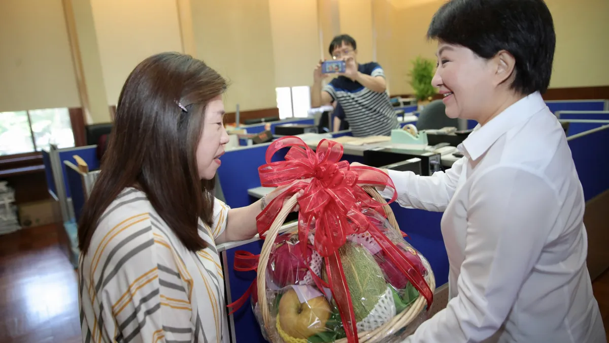 台中市長盧秀燕(右)於行政院會前至院長辦公室致贈水果籃,希望能更順利地爭取到中央經費補助。(台中市府提供)