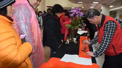 大甲區公所寫紅聯送弱勢 索取踴躍來了就送