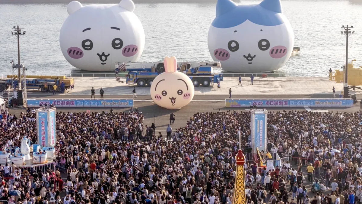 三隻小可愛於17號碼頭區合體同框,萬人齊歡送。(圖/高市觀光局提供)