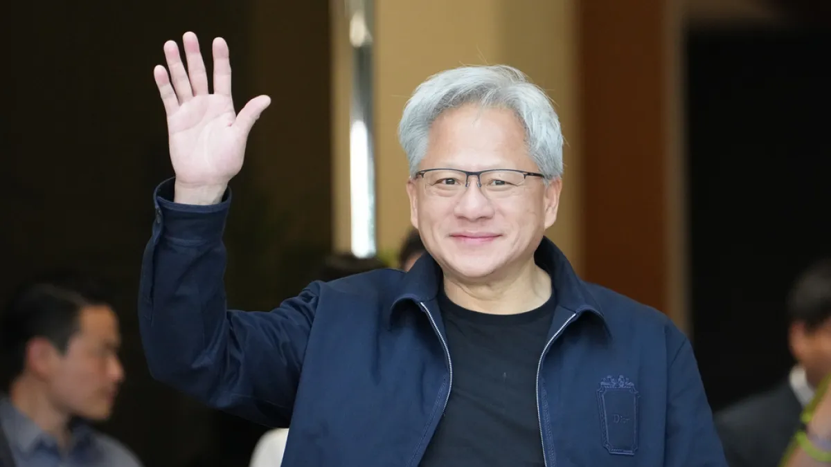 輝達執行長黃仁勳正在借用華爾街的錢,加速鋪設輝達的AI軌道。(資料照,美聯社)