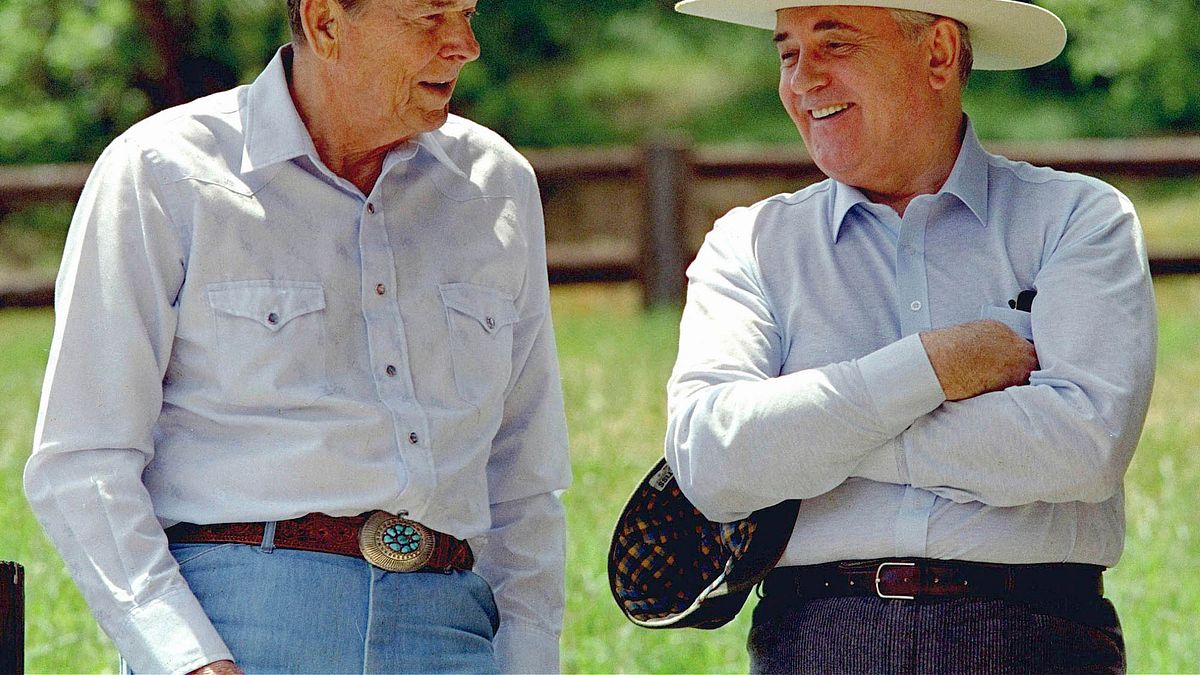 蘇聯末代領導人、冷戰終結者戈巴契夫(Mikhail Gorbachev)與美國前總統雷根(Ronald Reagan),攝於1992年5月(AP) 蘇聯末代領導人、冷戰終結者戈巴契夫(Mikhail Gorbachev)與美國前總統雷根(Ronald Reagan),攝於1992年5月(AP)