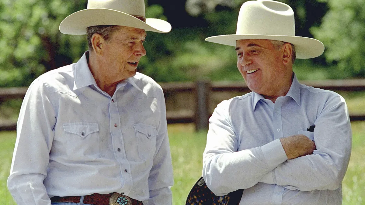 蘇聯末代領導人、冷戰終結者戈巴契夫(Mikhail Gorbachev)與美國前總統雷根(Ronald Reagan),攝於1992年5月(AP)