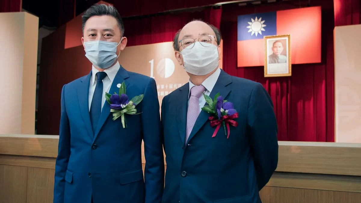 新竹市長林智堅(左起)8日卸任市長,民進黨立院黨團總召柯建銘出席歡送會。(新竹市政府提供)