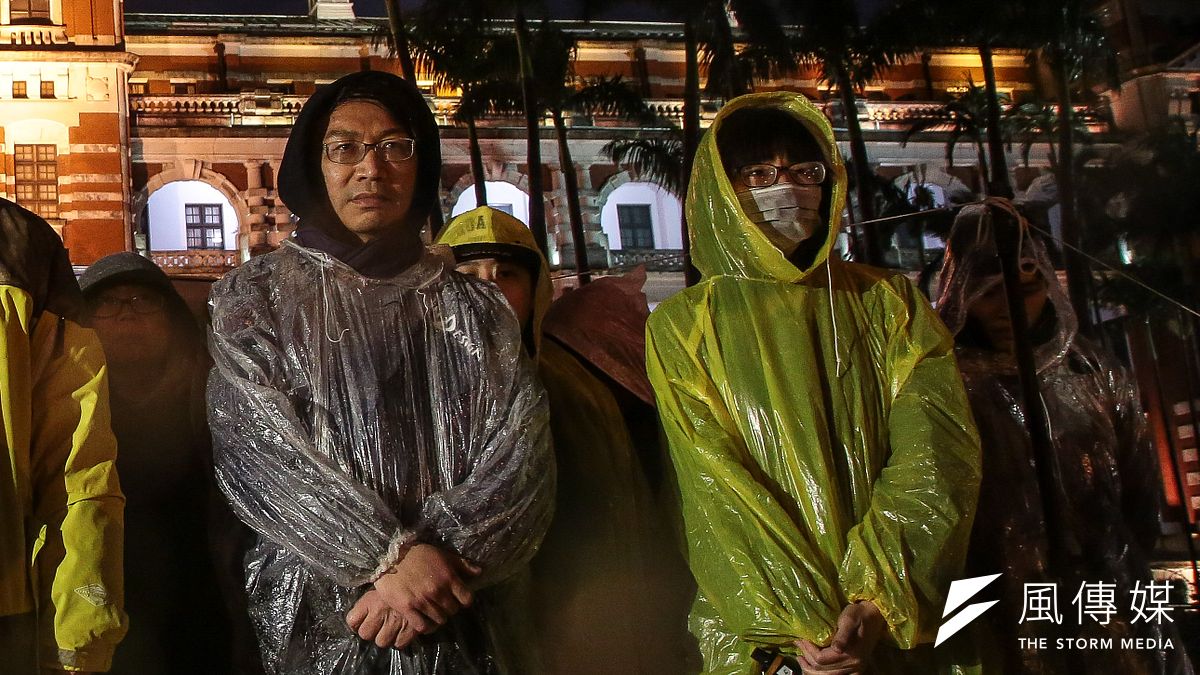 時代力量立委洪慈庸(右)發出「給蔡英文總統的一封公開信」,呼籲蔡英文出來面對。(顏麟宇攝) 時代力量立委洪慈庸(右)發出「給蔡英文總統的一封公開信」,呼籲蔡英文出來面對。(顏麟宇攝)