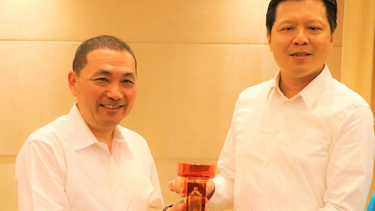 新北小內閣下午公布,現任市府副秘書長朱惕之(右)升任副市長。(圖/新北市工務局提供)