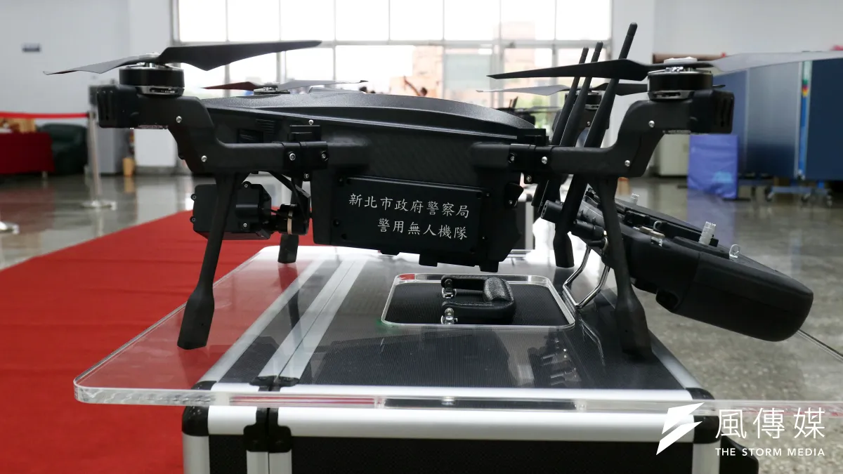 新北市日前舉行「無人機隊」成軍典禮、台南市警察局亦成立無人機管制台,隨著警方操作無人機協助執勤的情況越來越多,能夠補足視角不足的無人機越來越受到重視。(資料照,蘇仲泓攝)