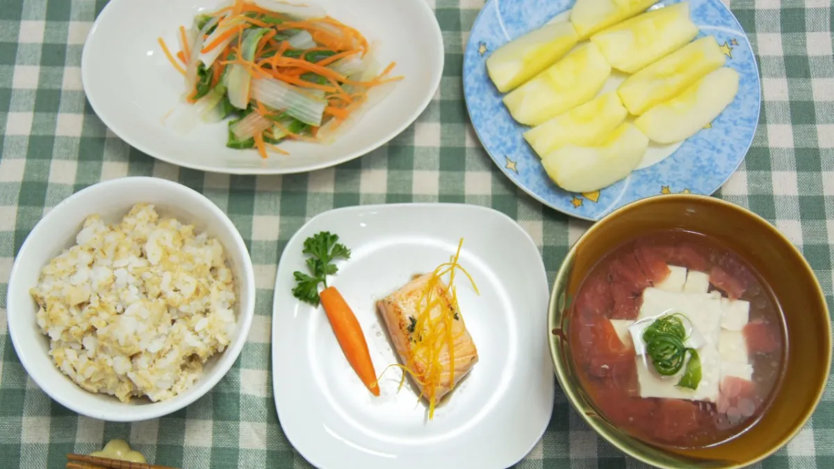 銀髮族晚餐設計燕麥飯、低溫嫩煎鮭魚、炒白菜番茄豆腐湯及蘋果。。(台北醫學大學營養學院高齡營養研究中心提供)