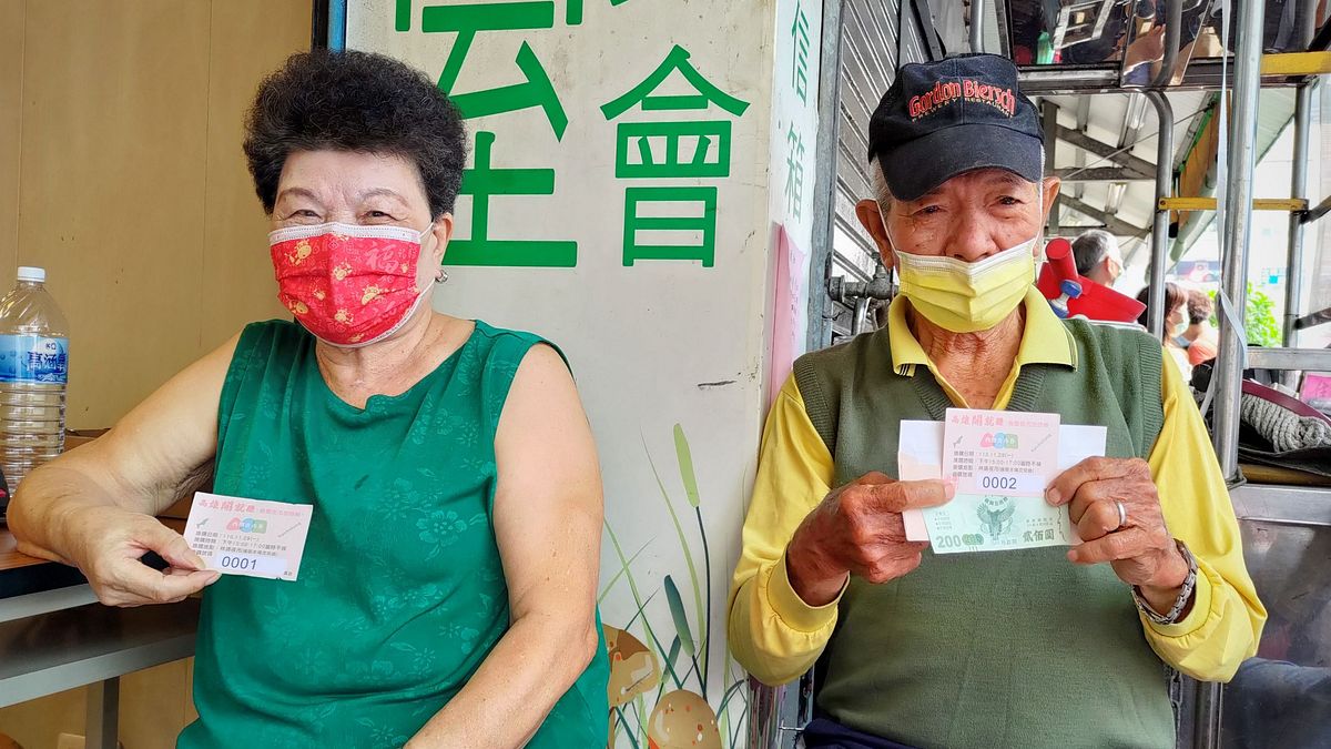 第二波商圈夜市券增設敬老愛心服務台,在林靖夜市領到券的阿公阿嬤很開心。(圖/高市府經發局提供) 第二波商圈夜市券增設敬老愛心服務台,在林靖夜市領到券的阿公阿嬤很開心。(圖/高市府經發局提供)