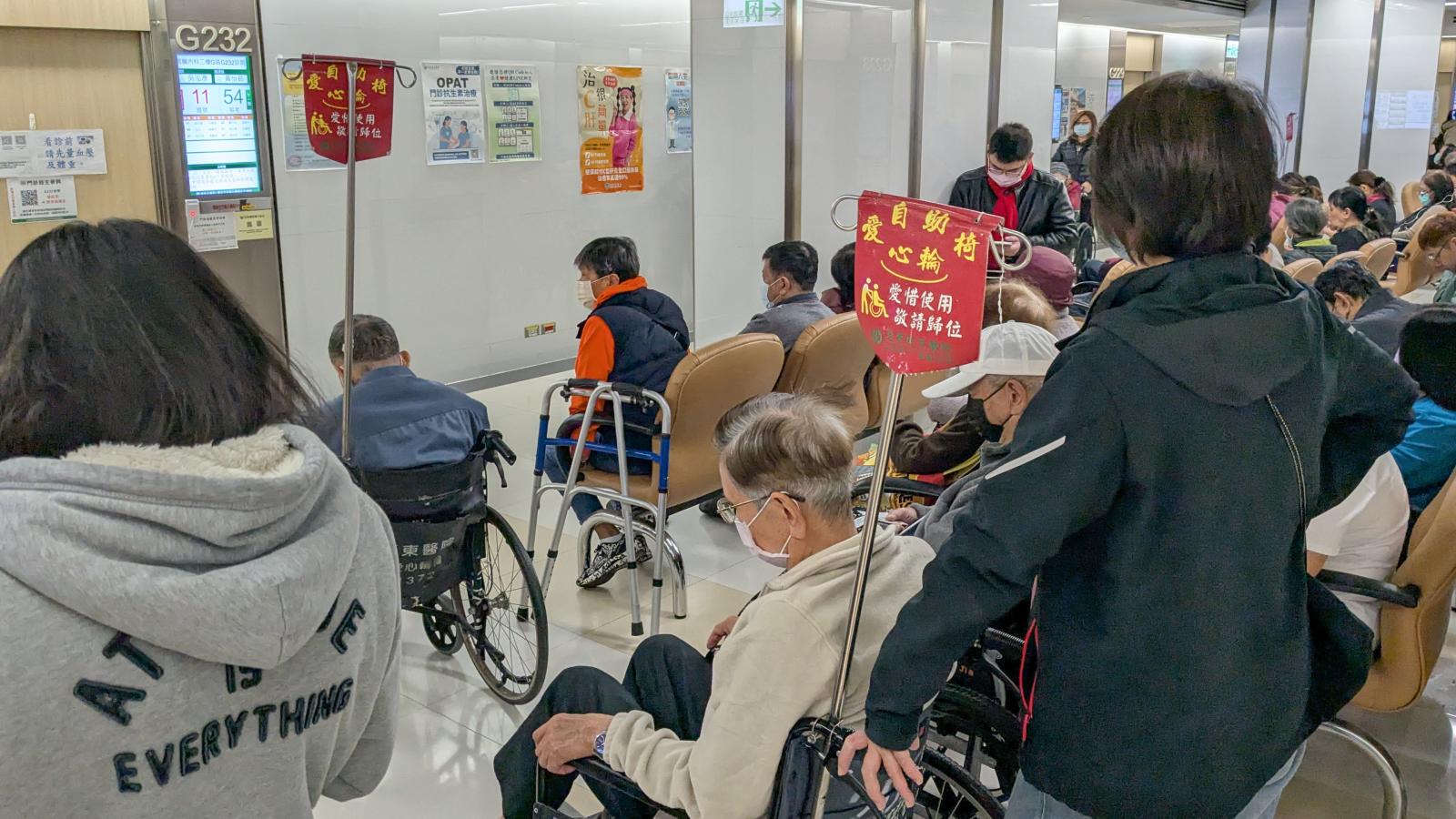 流感就診人次破10萬!疾管署估這周進入「流行期」:3類人快打公費新冠疫苗