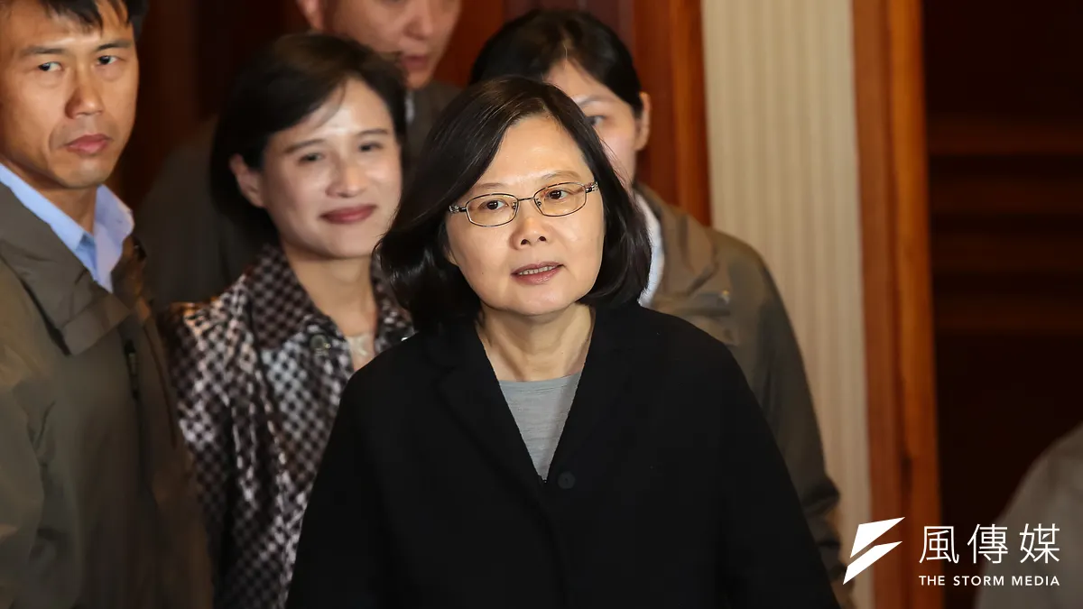 中華文化總會快速通過總統蔡英文(中)、副總統陳建仁、文化部長鄭麗君(左)等共258人的新會員入會案。(資料照,顏麟宇攝)