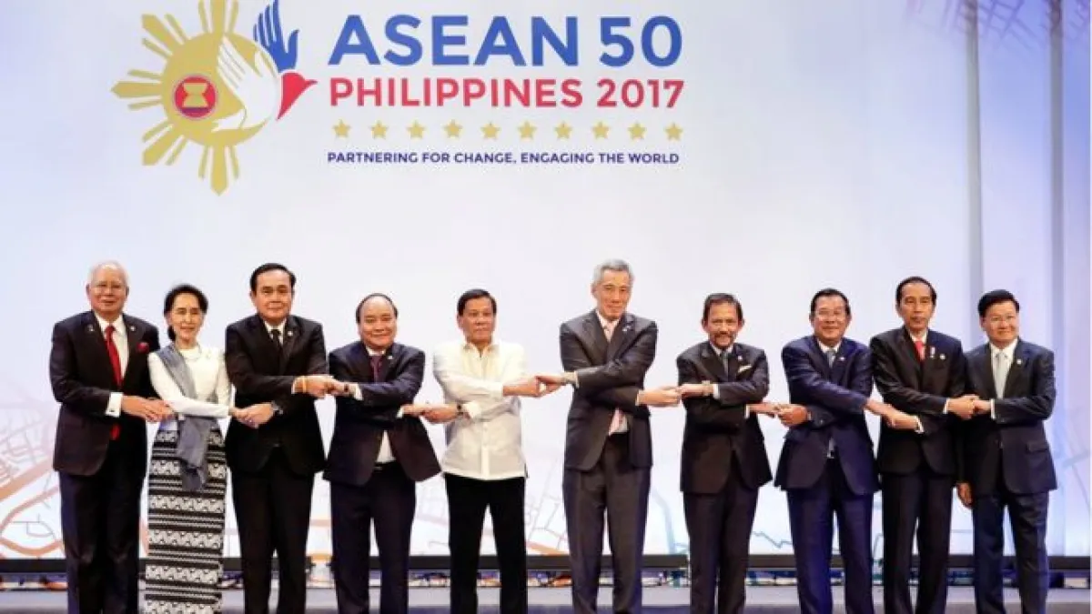 馬尼拉峰會上的東盟十國領導人,從左到右分別為馬來西亞、緬甸、泰國、越南、菲律賓、新加坡、汶萊、柬埔寨、印尼以及寮國。(BBC中文網)