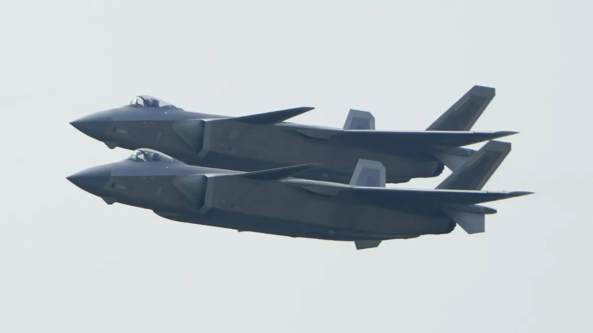 2021珠海航空展,正在進行飛行表演的殲-20戰機。(美聯社)