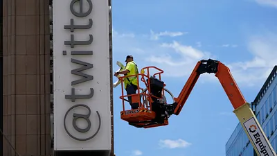 工人開始拆除推特的舊有招牌。(美聯社)