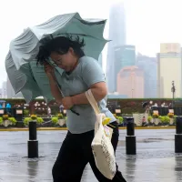 台風18号(ソウデル)は27~28日に台湾へ最も接近する見込み。呉徳栄氏は、台湾の分類で「中度台風」の勢力を保ったまま北部海上を通過すると予測している。写真はイメージ。(写真/AP通信) 台風18号(ソウデル)は27~28日に台湾へ最も接近する見込み。呉徳栄氏は、台湾の分類で「中度台風」の勢力を保ったまま北部海上を通過すると予測している。写真はイメージ。(写真/AP通信)