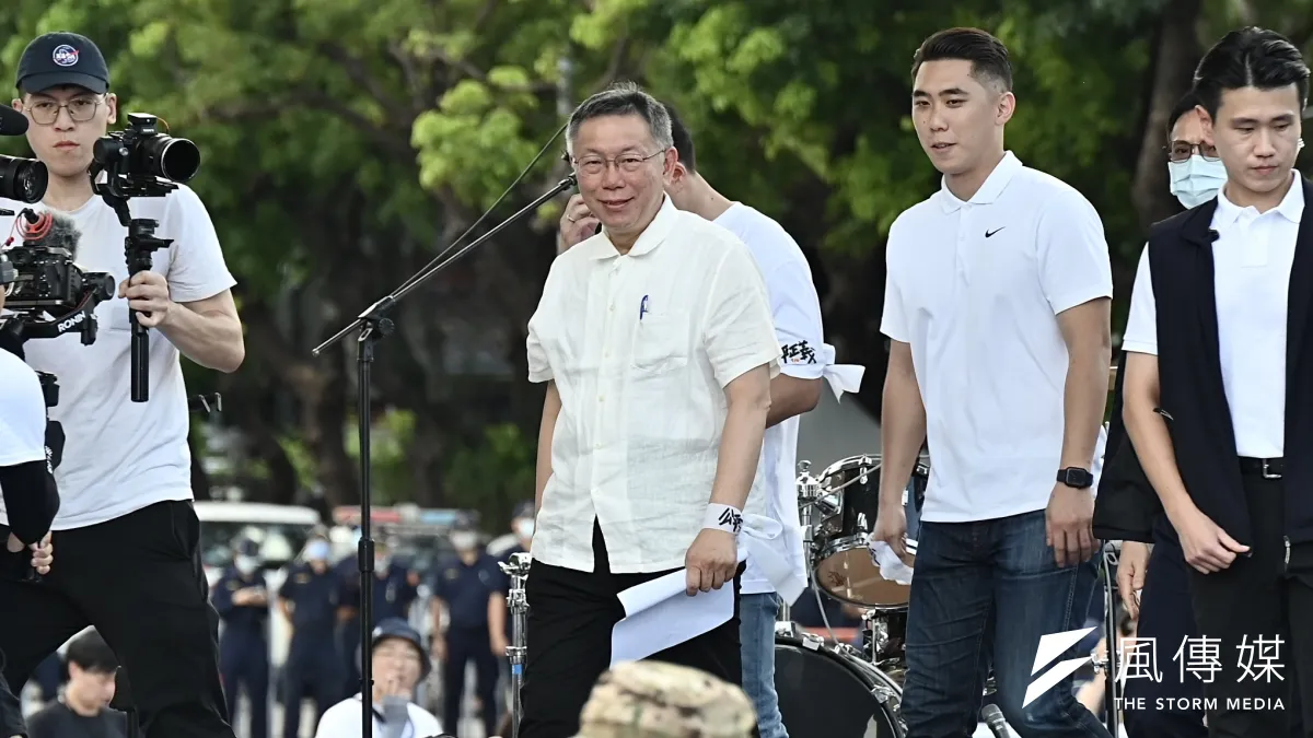 柯文哲(中)在前立委黃國昌、館長陳之漢舉辦的「公平正義救台灣」活動中,人氣明顯高過侯友宜、郭台銘。(陳思明攝)