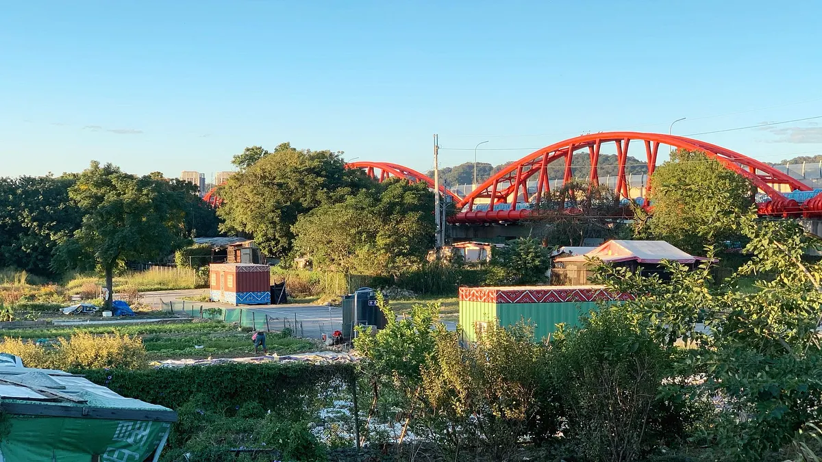 傳統知識中的夢境預知與現代科學方法論的對話,在氣候危機愈烈當下,科學精密儀器依然存在預測盲點,反觀傳統知識夢占卻呈現驚人的生態預警能力。(謝孟穎攝) 傳統知識中的夢境預知與現代科學方法論的對話,在氣候危機愈烈當下,科學精密儀器依然存在預測盲點,反觀傳統知識夢占卻呈現驚人的生態預警能力。(謝孟穎攝)