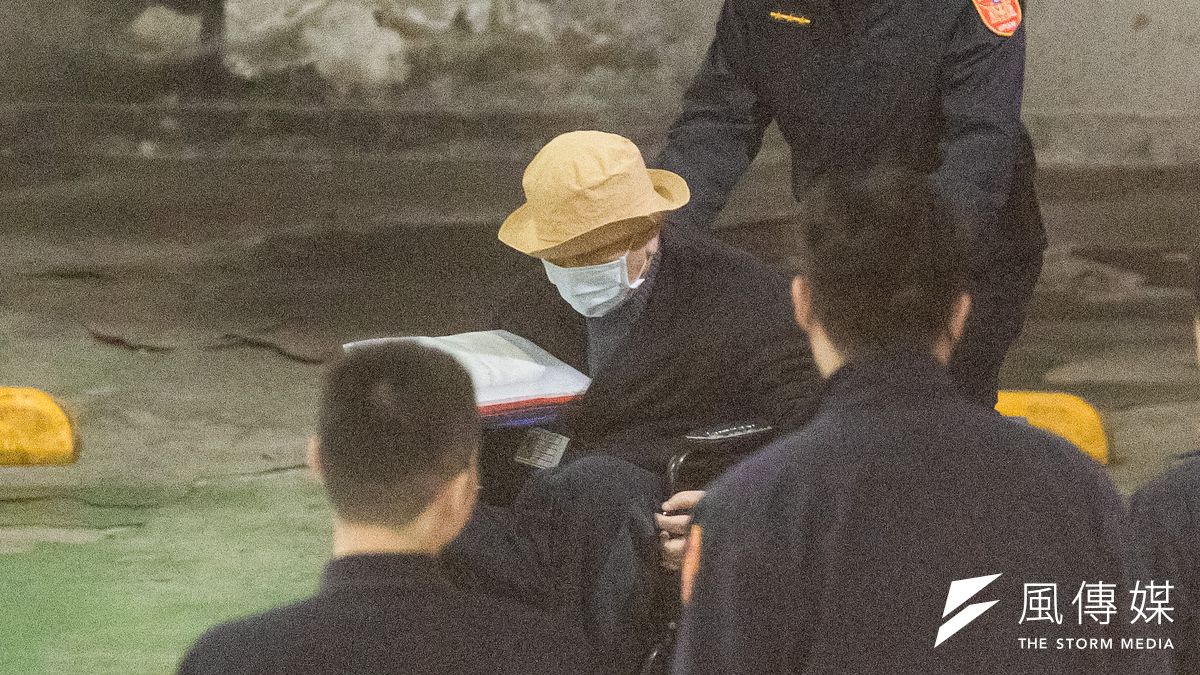 威京集團主席沈慶京(中)出庭時,強烈否認有給柯文哲1500萬。(資料照片,顏麟宇攝) 威京集團主席沈慶京(中)出庭時,強烈否認有給柯文哲1500萬。(資料照片,顏麟宇攝)