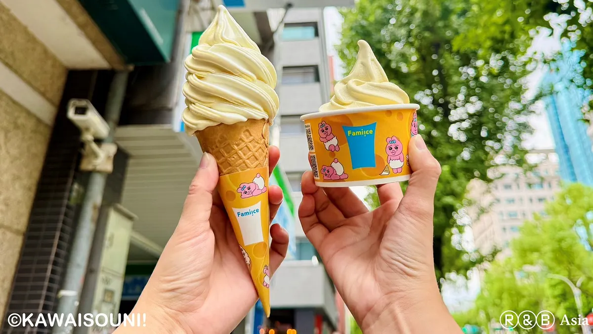 全家於11月5日正式端出首波濃郁系新品「Fami!ce起司蛋糕霜淇淋」,並攜手褲褲兔打造限定造型包裝,推出專屬霜淇淋紙杯與餅乾紙套!(圖/全家提供) 全家於11月5日正式端出首波濃郁系新品「Fami!ce起司蛋糕霜淇淋」,並攜手褲褲兔打造限定造型包裝,推出專屬霜淇淋紙杯與餅乾紙套!(圖/全家提供)