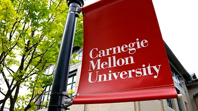 匹茲堡大學校園裡的卡內基梅隆大學旗幟。(美聯社)