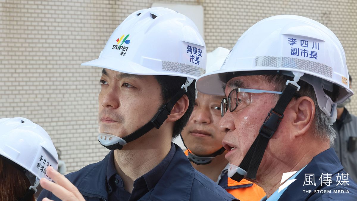 台北市長蔣萬安視察大直街塌陷民宅。(柯承惠攝) 台北市長蔣萬安視察大直街塌陷民宅。(柯承惠攝)