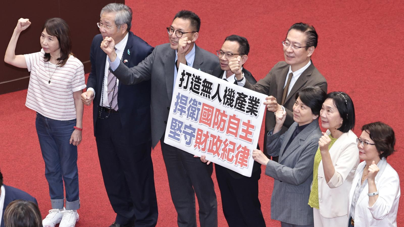 國民黨不買單白版無人機條例!民眾黨批藍「這條文」最不合理:先訂金額再訂計畫