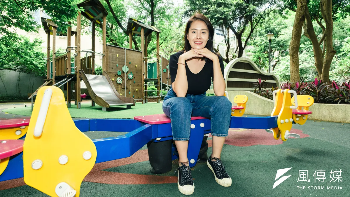 陳渝淇剛滿30歲,育有兩子,創辦「為人母」並擔任這家關注母職的社會企業執行長。(攝影/吳宙棋)