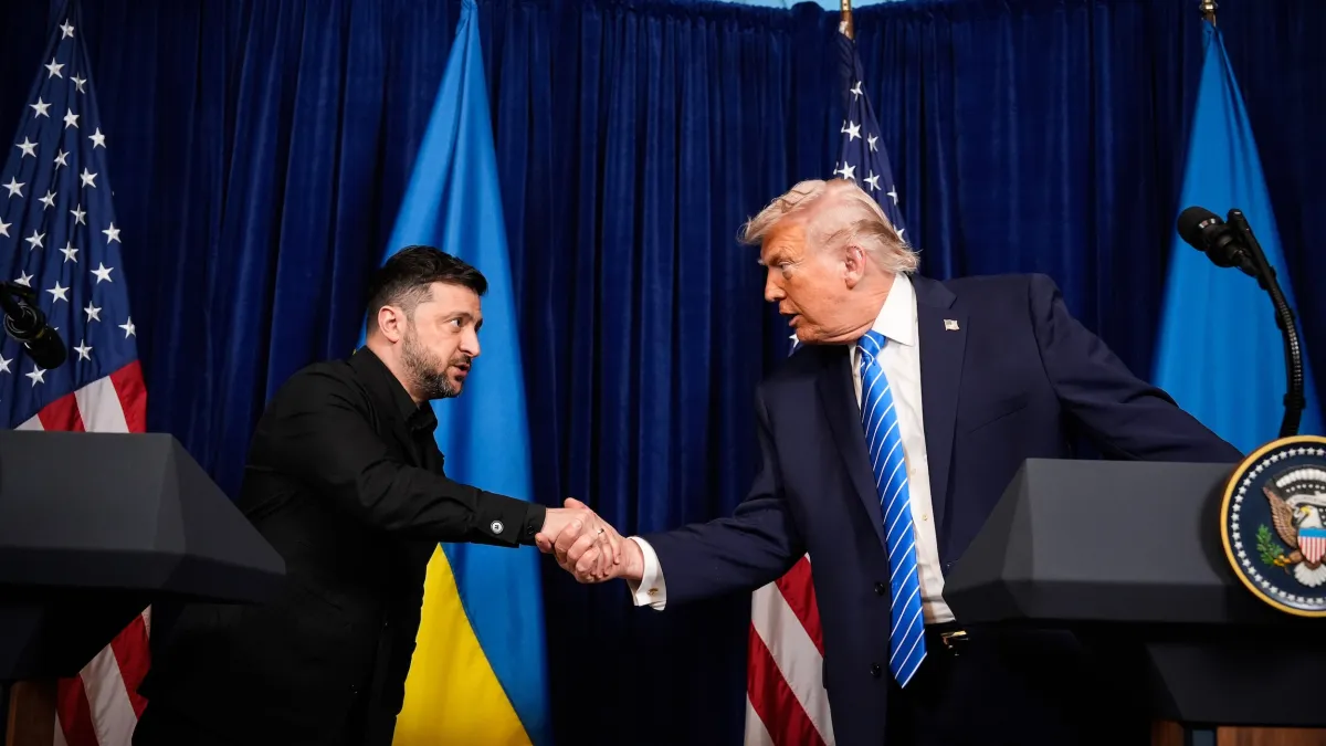 Ukrainian President Zelensky (left) met with U.S. President Trump (right) at Mar-a-Lago in Florida on December 28, 2025. (AP)