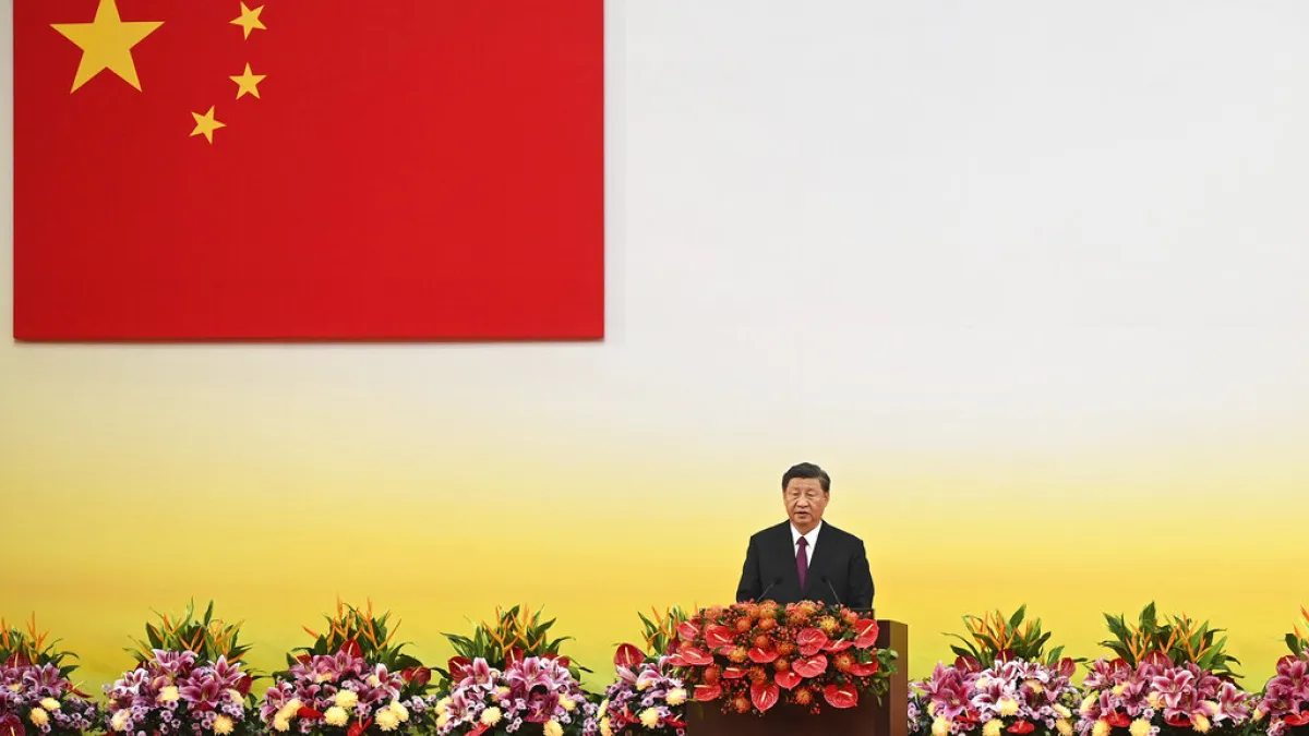 當14億中國人都穿著跟習近平一樣的服裝,像秦始皇的兵馬俑那樣如臂使指,習近平才能安心入睡。(資料照,美聯社)