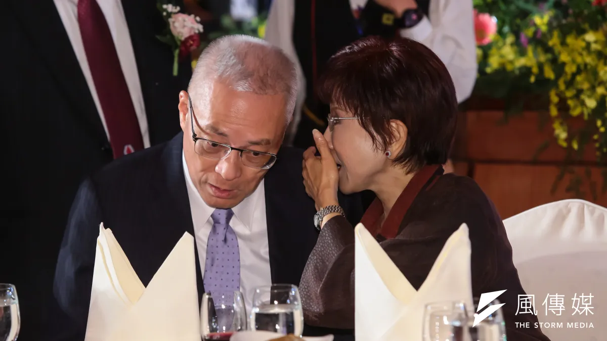 前副總統吳敦義、國民黨主席洪秀柱31日一同出席「工商建設研究會14、15屆理事長交接典禮暨聯誼晚會」,兩人還頗為親熱的交談。(顏麟宇攝)