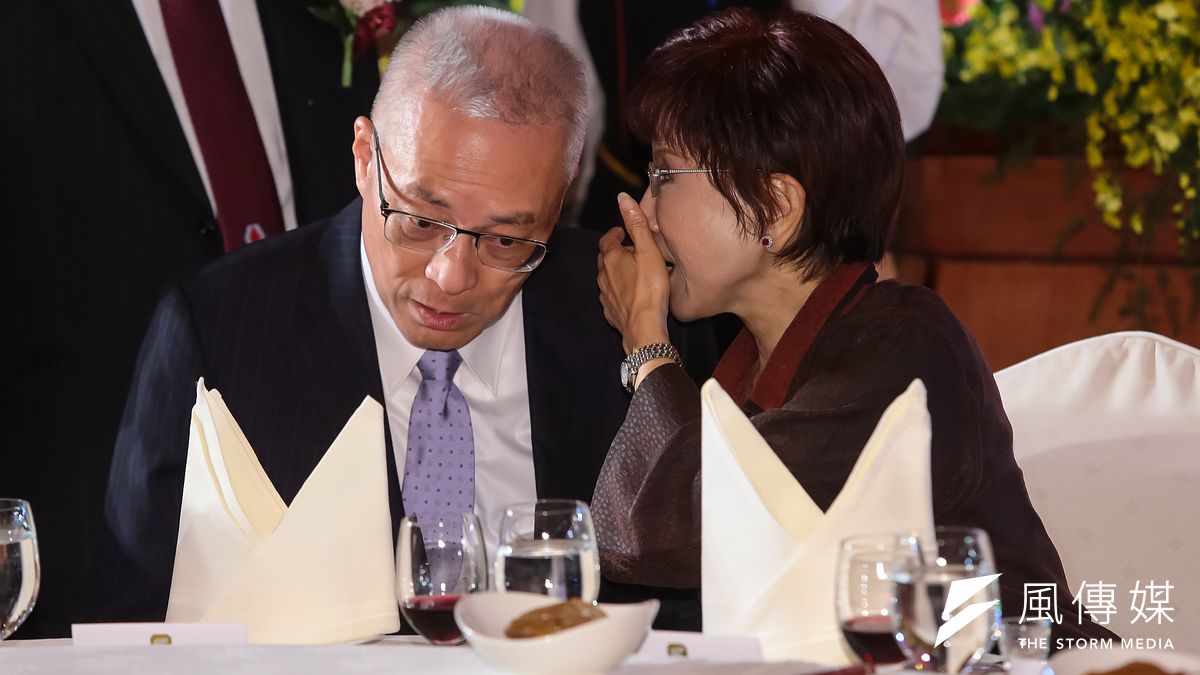 前副總統吳敦義、國民黨主席洪秀柱31日一同出席「工商建設研究會14、15屆理事長交接典禮暨聯誼晚會」,兩人還頗為親熱的交談。(顏麟宇攝) 前副總統吳敦義、國民黨主席洪秀柱31日一同出席「工商建設研究會14、15屆理事長交接典禮暨聯誼晚會」,兩人還頗為親熱的交談。(顏麟宇攝)