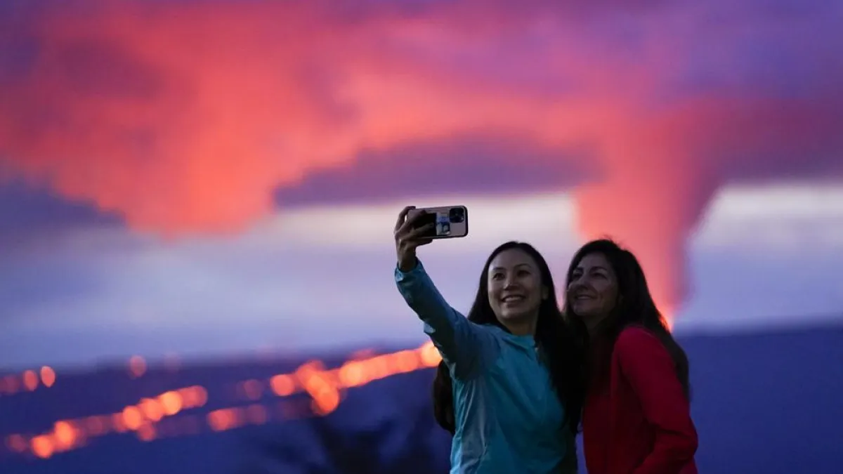 2022年11月27日,沉睡近40年的夏威夷毛納羅亞火山(Mauna Loa)再度噴發,吸引大批民眾前往觀看。(AP)