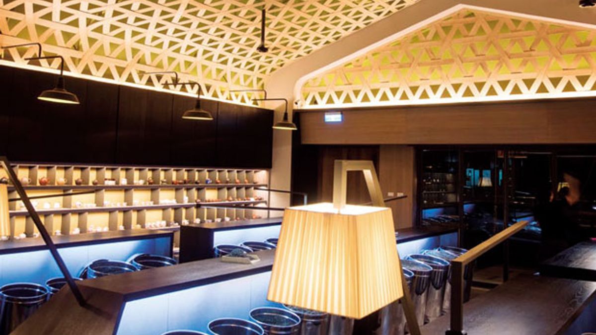 以15公分寬的木片交錯編織的天花板,是林茂森茶行最吸睛的視覺焦點,商業周刊提供,限用一次也是讓國際評審最讚歎的地方。(來源.楊竣淞) 以15公分寬的木片交錯編織的天花板,是林茂森茶行最吸睛的視覺焦點,商業周刊提供,限用一次也是讓國際評審最讚歎的地方。(來源.楊竣淞)