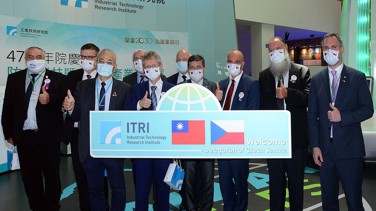 捷克參訪團2日參訪工研院,取經生醫及防疫科技、前瞻創新研發、產業化效益三大成果。(圖/工研院提供) 捷克參訪團2日參訪工研院,取經生醫及防疫科技、前瞻創新研發、產業化效益三大成果。(圖/工研院提供)