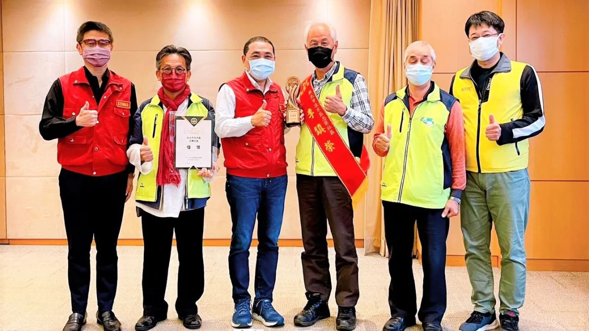 淡水忠寮社區發展協會理事長李鎮榮(右三)獻獎給市長侯友宜。(圖/新北市農業局提供)