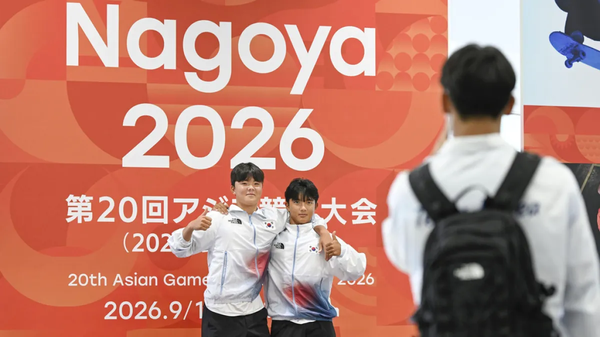 南韓選手進駐名古屋亞運園區開心拍照。(美聯社)