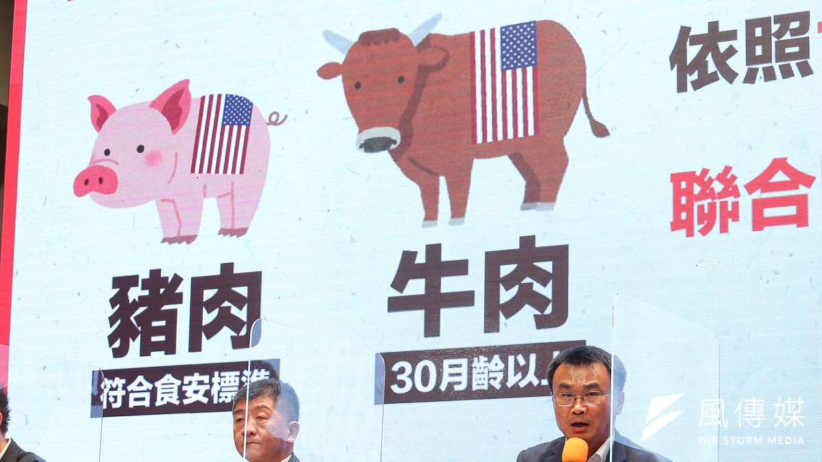 根據《美麗島電子報》最新民調,有高達74%的民眾並不認同政府開放進口含有瘦肉精的美國豬肉,做為簽訂台美經貿協定的條件。右為農委會主委陳吉仲與衛福部長陳時中(左)針對開放美豬、美牛議題說明。(資料照,顏麟宇攝) 根據《美麗島電子報》最新民調,有高達74%的民眾並不認同政府開放進口含有瘦肉精的美國豬肉,做為簽訂台美經貿協定的條件。右為農委會主委陳吉仲與衛福部長陳時中(左)針對開放美豬、美牛議題說明。(資料照,顏麟宇攝)