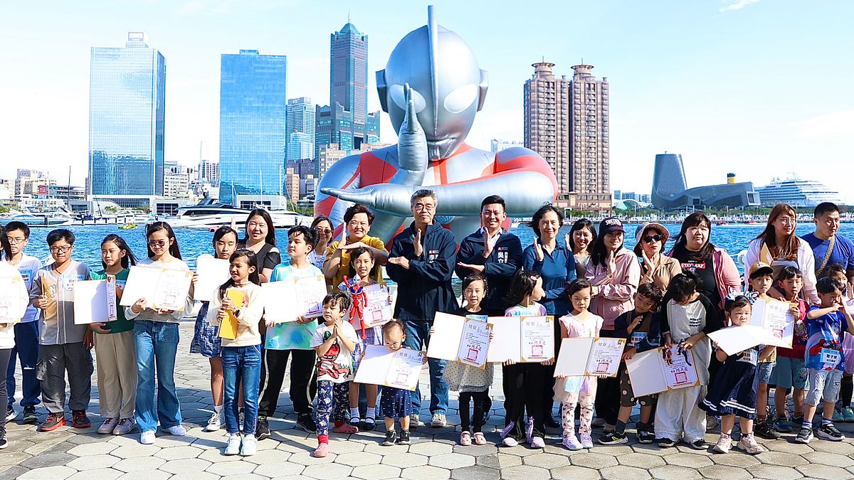 寫生暨著色畫比賽頒獎!48位金牌學子與超人力霸王合體 李懷仁 期勉孩子勇敢追尋夢想