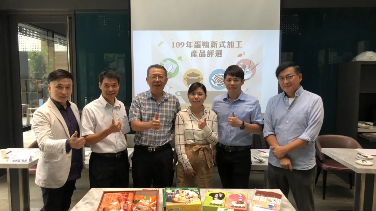 老蛋鴨新式料理評選活動由知名美食家詹姆士(右一)、專業營養師蘇政瑜(右二)、農委會代表周宜靜技正(右三)、中華民國水禽產業促進協會秘書長(左一)、嘉義大學曾再富教授(左二)、中興大學劉登城教授(左三)共同站台啟動。(圖/中華民國水禽產業促進協會提供)