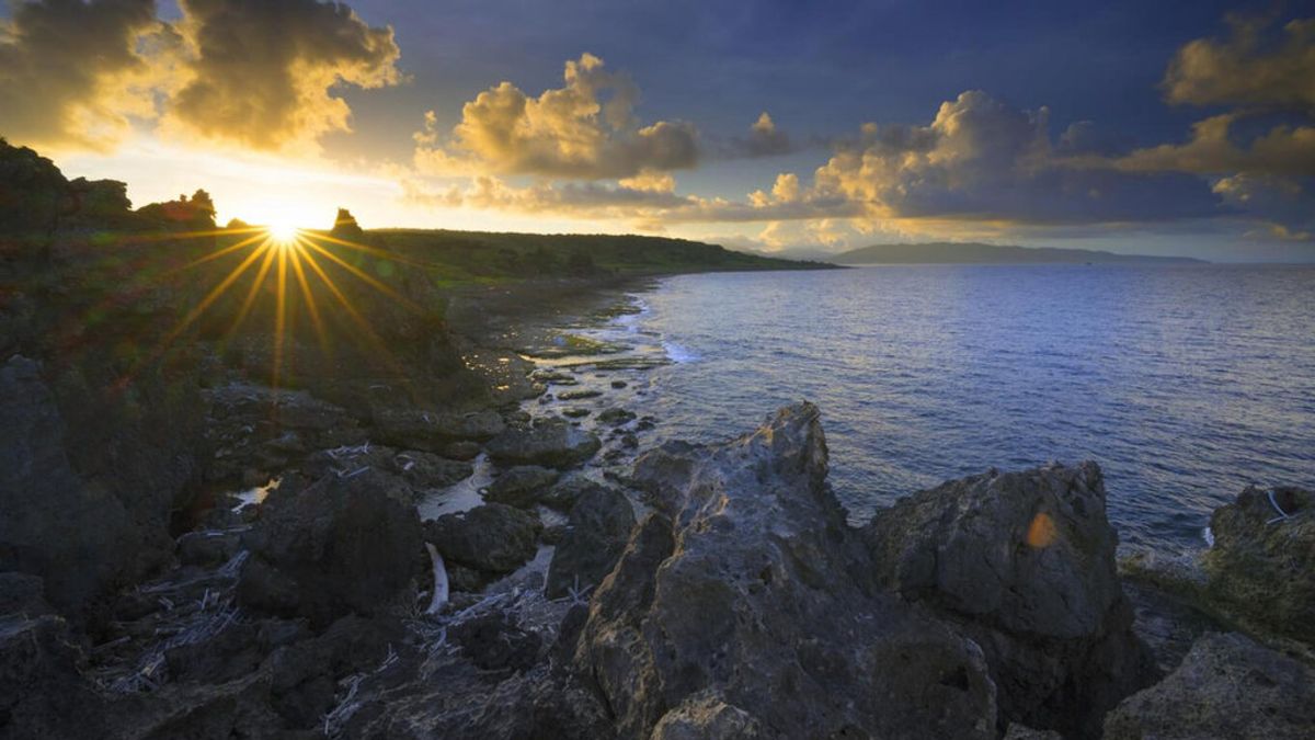 馬來西亞攝影師馮業輝拍攝台灣縮時美景打響知名度,也讓他獲得屏東縣政府信任,有機會前往龍坑生態保育區捕捉夕陽美景。(馮業輝提供) 馬來西亞攝影師馮業輝拍攝台灣縮時美景打響知名度,也讓他獲得屏東縣政府信任,有機會前往龍坑生態保育區捕捉夕陽美景。(馮業輝提供)