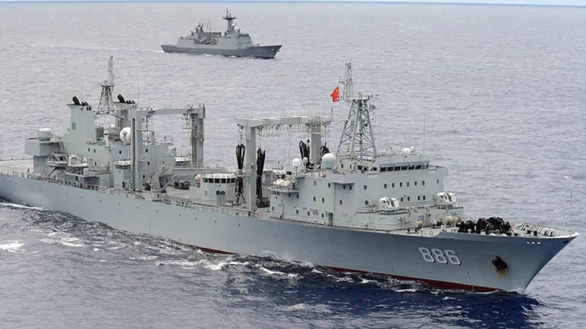 圖為共軍東海艦隊 《遠洋補給標兵艦》弦號886。(維基百科)