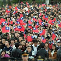 圖為中華民國106年元旦升旗典禮清晨在總統府前舉行,千餘位民眾到場參加。(台北市攝影記者聯誼會提供) 圖為中華民國106年元旦升旗典禮清晨在總統府前舉行,千餘位民眾到場參加。(台北市攝影記者聯誼會提供)