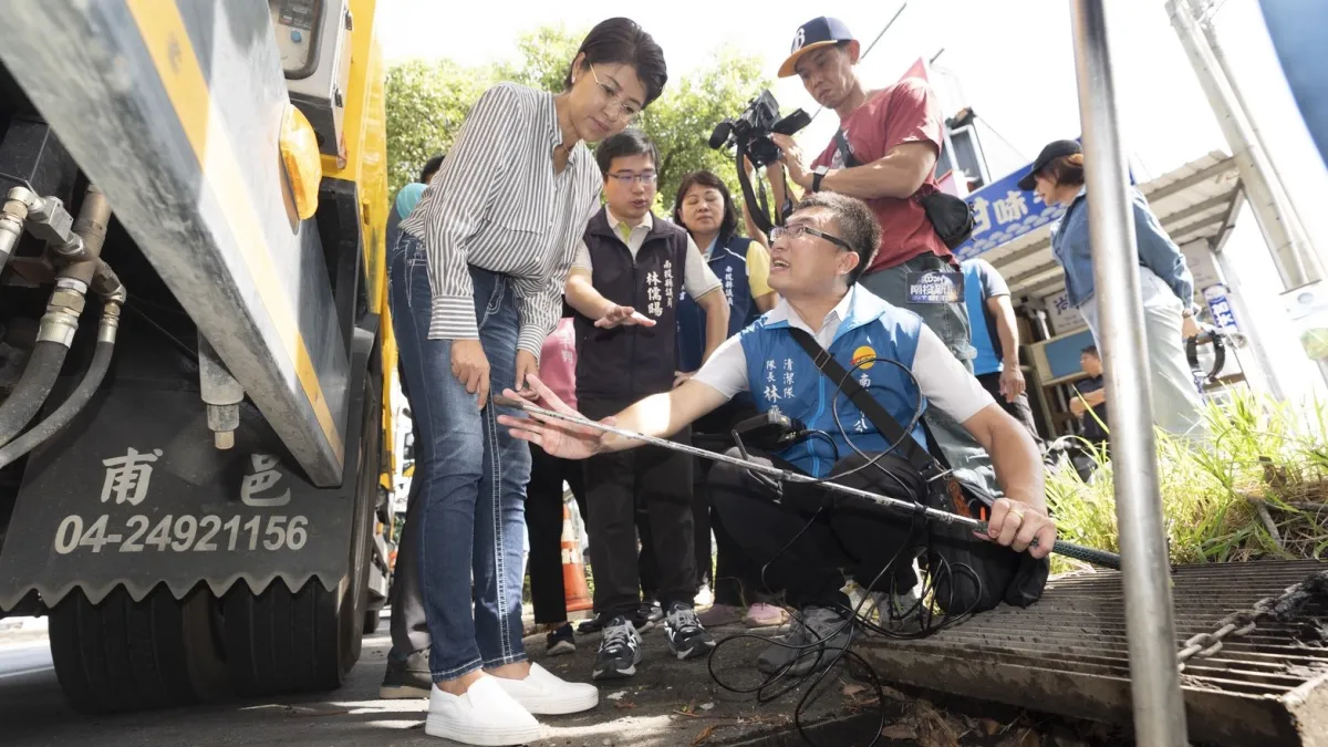 投縣府環保局2日在南投市南崗二路演練溝渠清淤,縣長許淑華到場視察,並測試民間業者清理能力。(圖/南投縣政府)