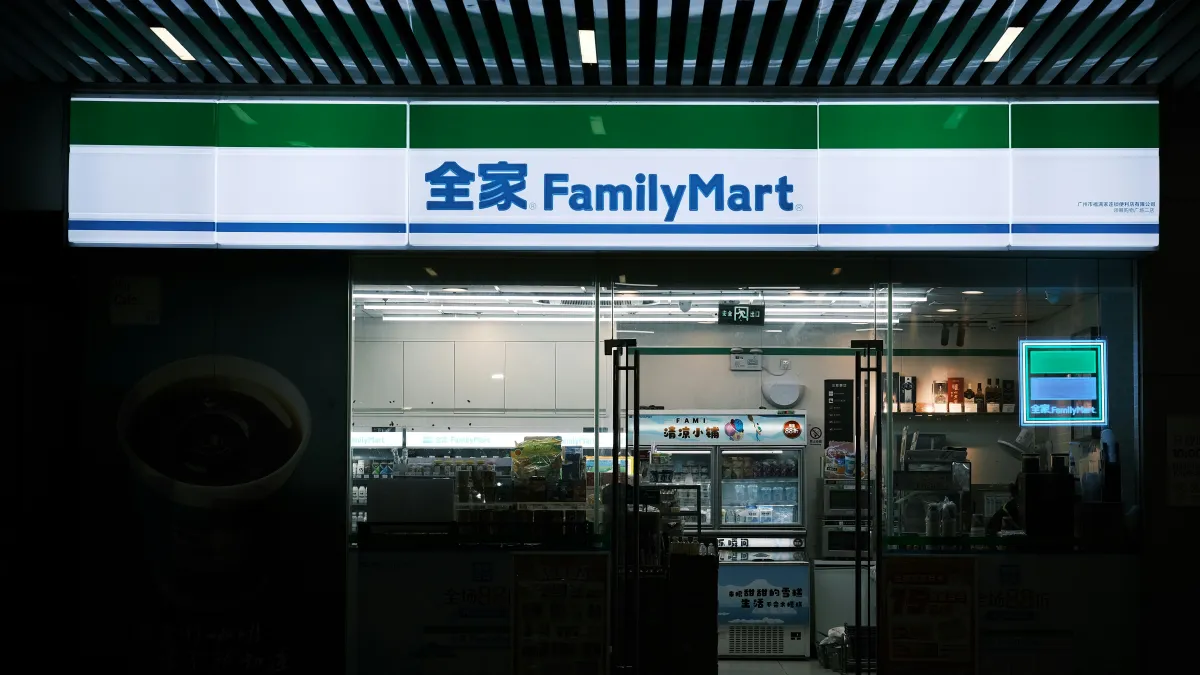 75元燕麥奶拿鐵未結帳遭告業務侵占、二審改判無罪的案件,高院判決曝光後在社群引發大量討論,不少網友將矛頭指向提告的店長。就在輿論一面倒之際,一名自稱該店離職員工的網友在社群發文,還原案發當晚的現場經歷。(示意圖/取自unsplash)