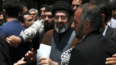 被視為新一代最高領袖接班人、哈米尼之子穆吉塔巴.哈米尼(Mojtaba Khamenei,中間)。(美聯社)